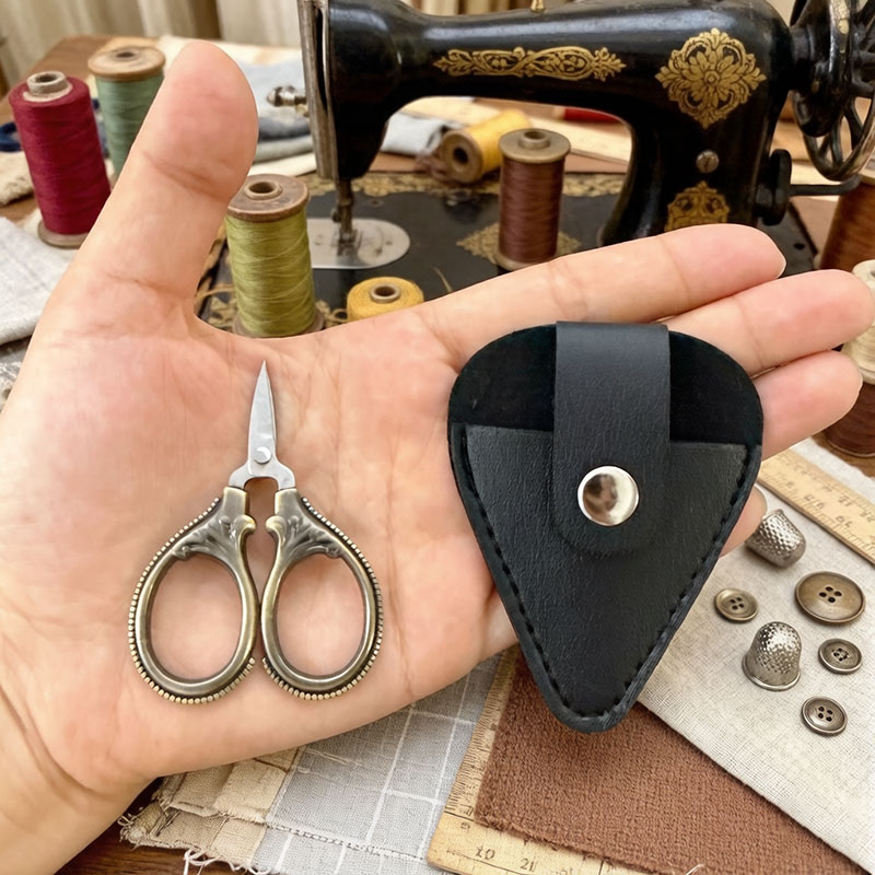 Tesoura Mini Vintage com Capa  - Leather Work In Art avaliação e preço